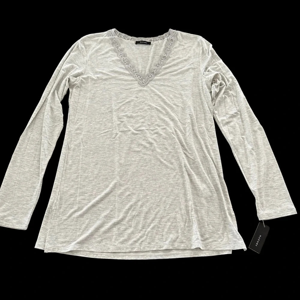 NWT Natori Womens Medium‎ Light Gray V Neck Pajama Top PJ Feathes light New Grey